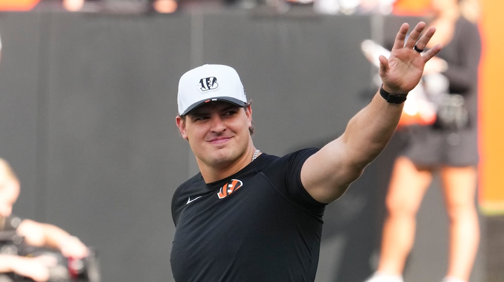 Cincinnati Bengals defensive end Trey Hendrickson gestures to the crowd during practice at the NFL football team's stadium, Saturday, Aug. 2, 2025, in Cincinnati. (AP Photo/Jeff Dean)