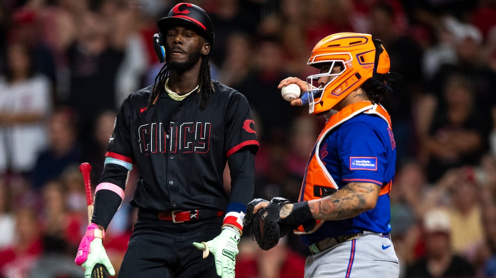Cincinnati Reds' Elly De La Cruz, left, reacts after striking out with the bases loaded in the ninth inning of a baseball game against the New York Mets, Friday, Sept. 5, 2025, in Cincinnati. (AP Photo/Michael Swensen)